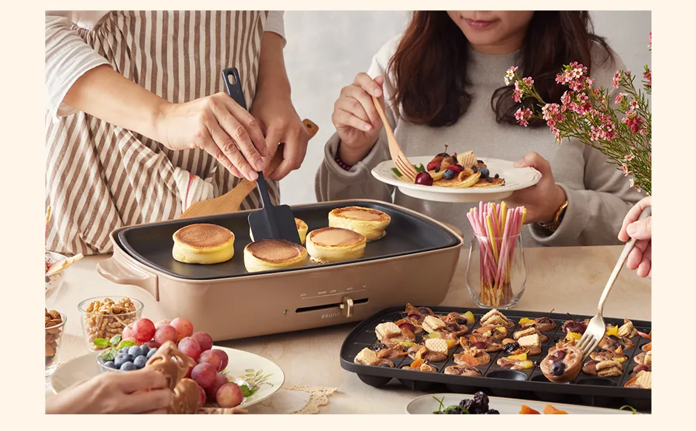 BRUNO 歡聚款加大型電烤盤專用平盤 BOE026-FLAT正在料理甜點。