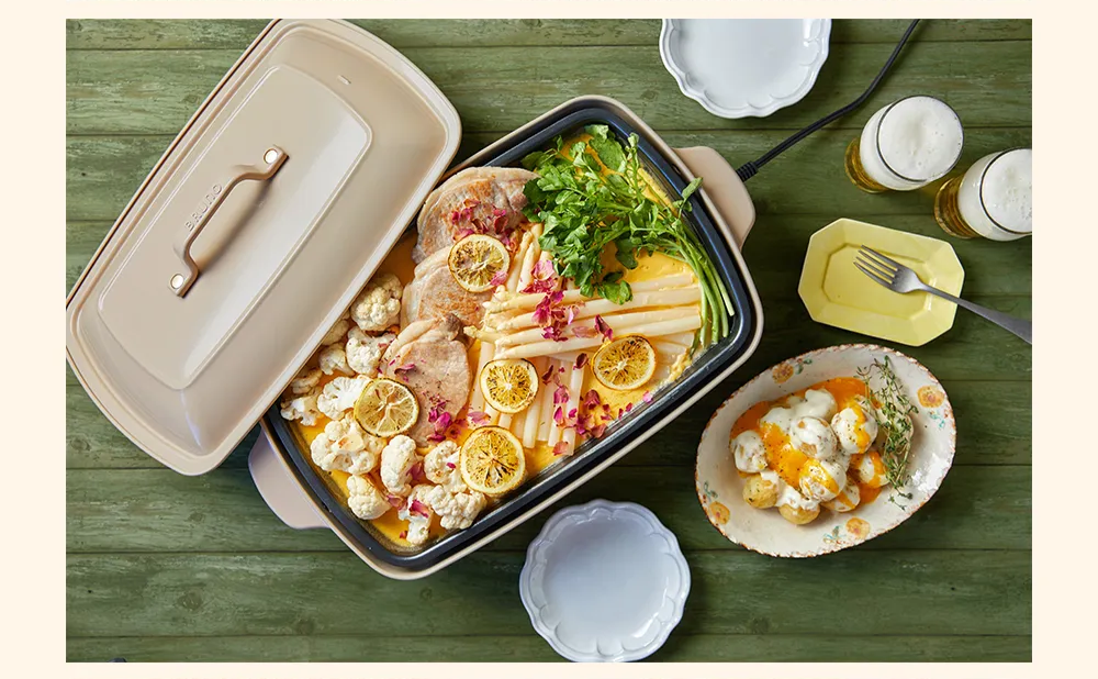 BRUNO 歡聚款加大型電烤盤專用平盤 BOE026-FLAT正在料理。