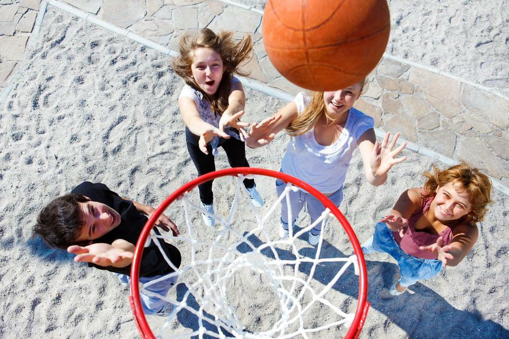 打籃球等跳躍型運動是青春期長高方法之一