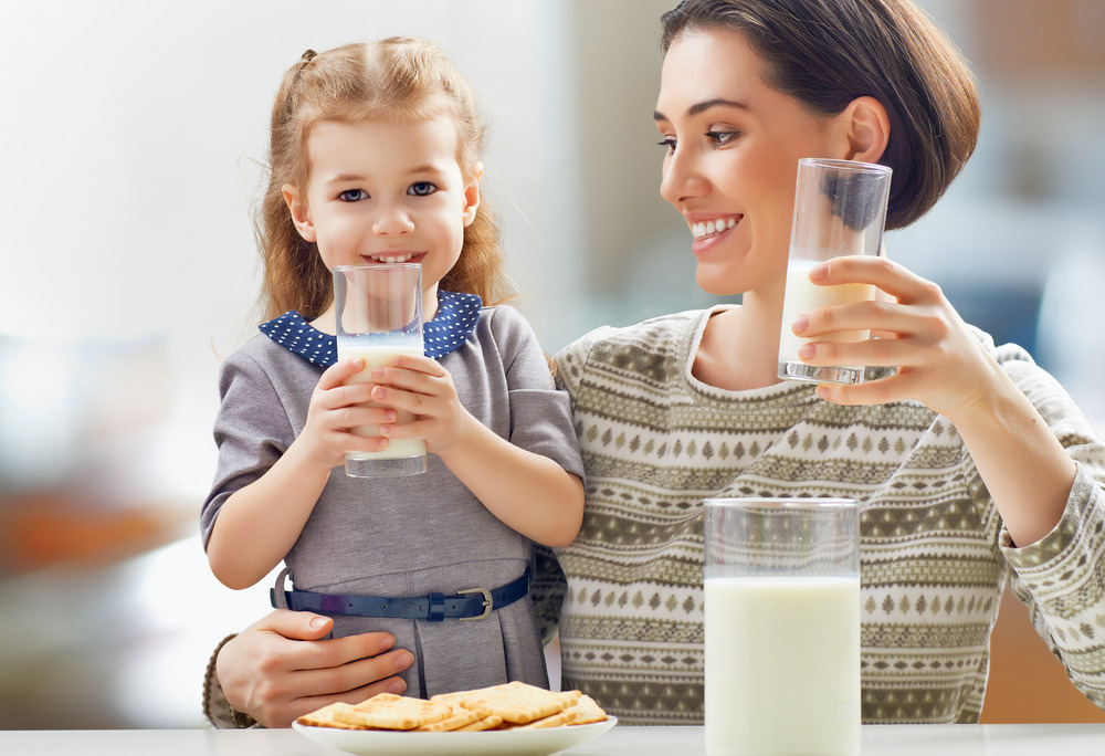 吃與生長激素有關嗎？攝取牛奶可幫助補充鈣質，有利長高)