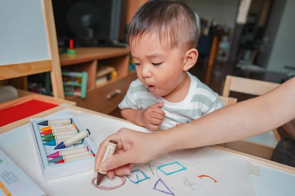 透過不同顏色的無毒蠟筆畫出不同幾何圖形，不只是教導認知，也是最棒的親子互動！
